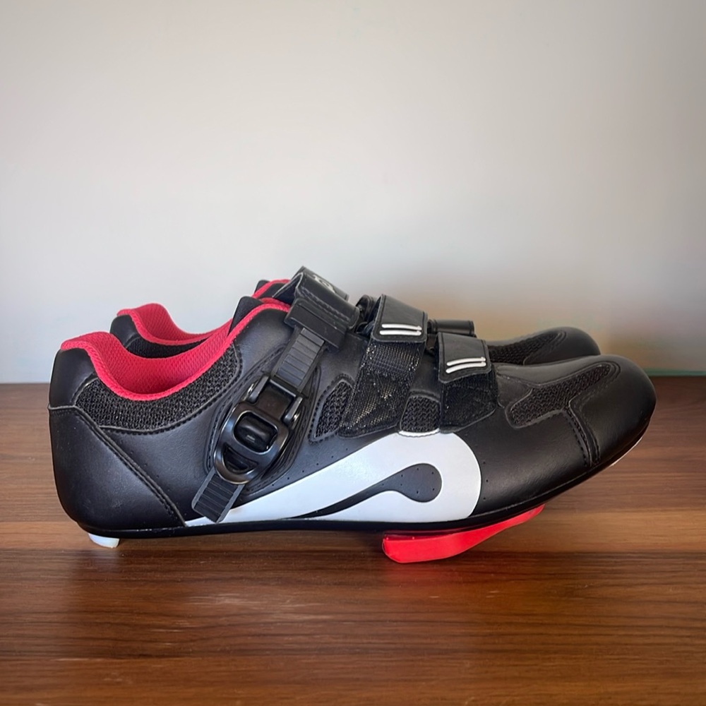 Peloton cycling shoes. Like new. Size 40. Equivalent to a women’s 9 or a men’s 7